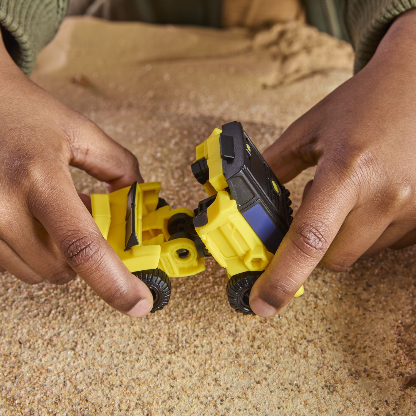 TRANSFORMERS CYBERWORLD ROBOT BUMBLEBEE CONVERTIBIL 10CM SuperHeroes ToysZone