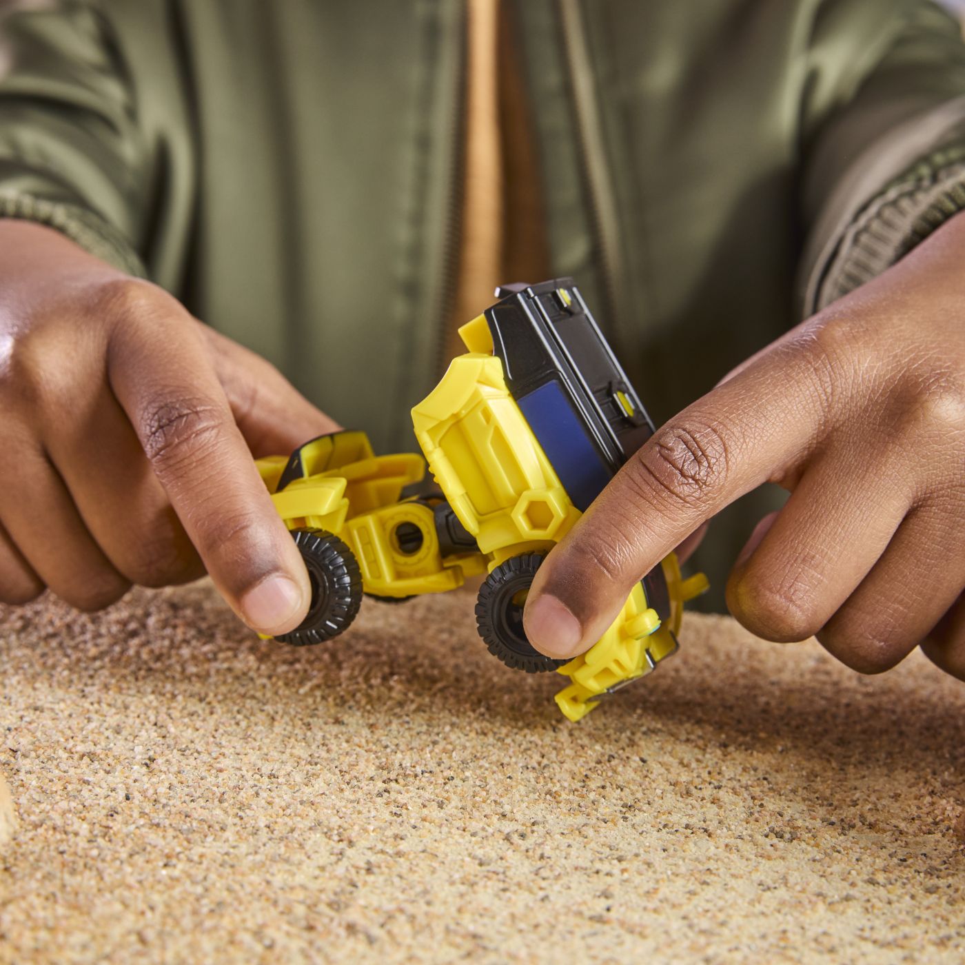 TRANSFORMERS CYBERWORLD ROBOT BUMBLEBEE CONVERTIBIL 10CM SuperHeroes ToysZone