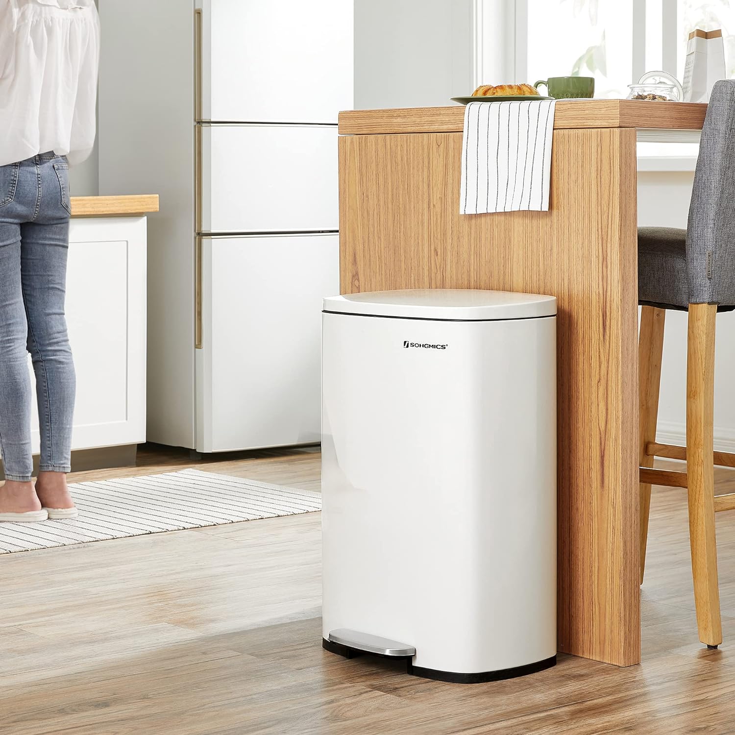 SONGMICS Cos de gunoi din otel cu pedala, galeata interioara plastic, capac inchidere lenta, 50L, 43x32x66cm, alb Household NewTrend