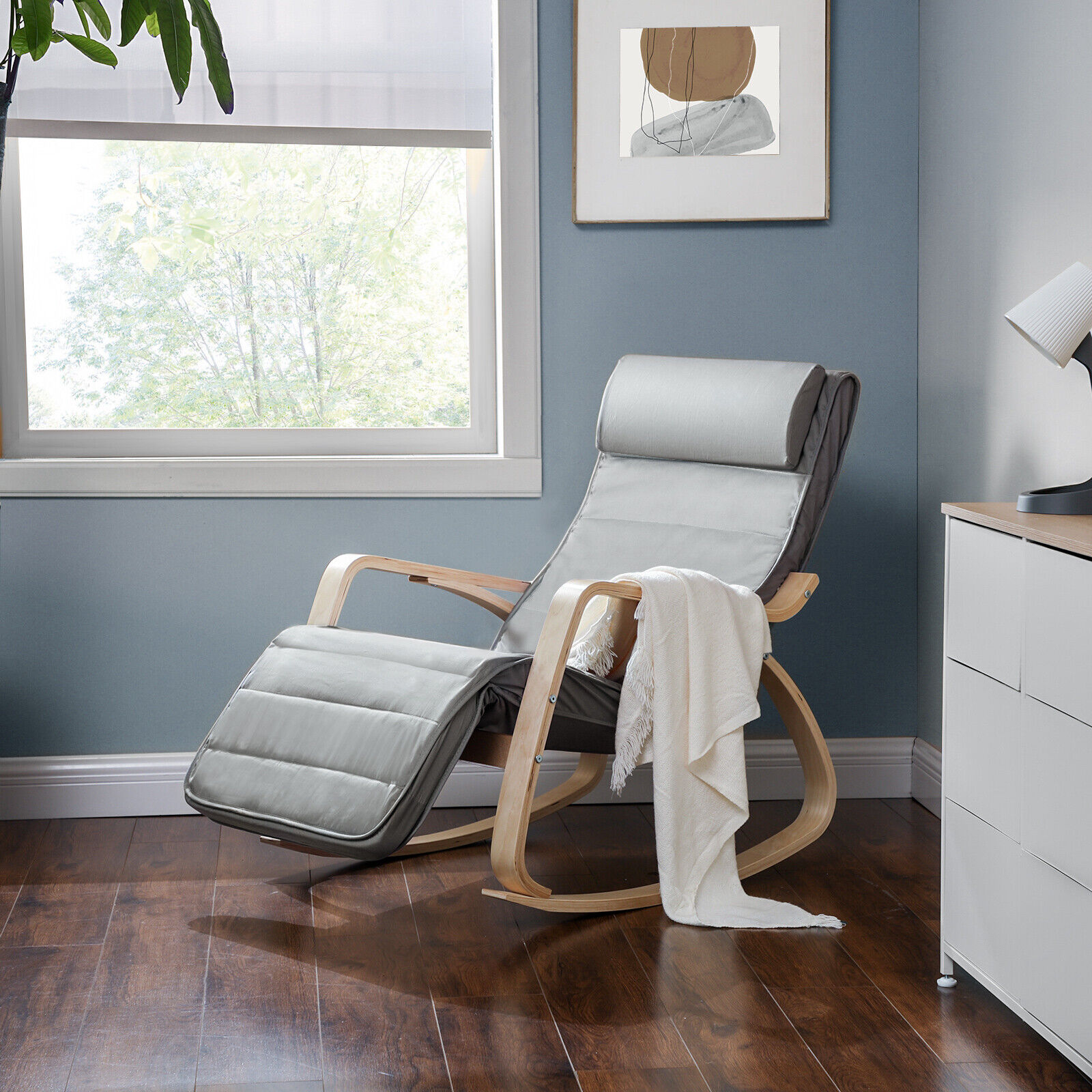 SONGMICS Scaun balansoar din lemn, suport picioare reglabil, maxim 150kg, 67x115x91cm, gri deschis Household NewTrend