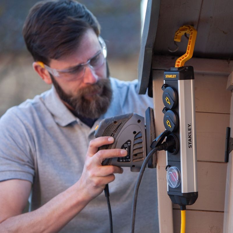 Prelungitor 4 prize, lungime 5 m, carcasa aluminiu, intrerupator, carlig de agatare MultiMark GlobalProd