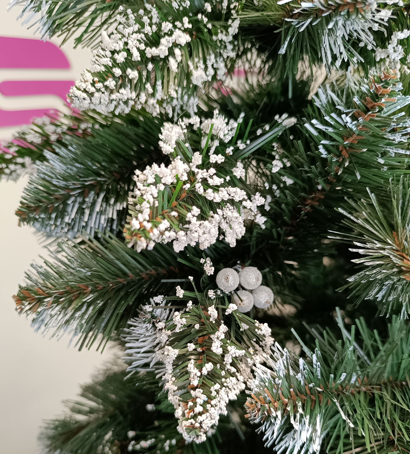 Brad artificial Christmas Deluxe by Sersimo, Crystal nins cu merisoare, 2D, 180cm Household NewTrend