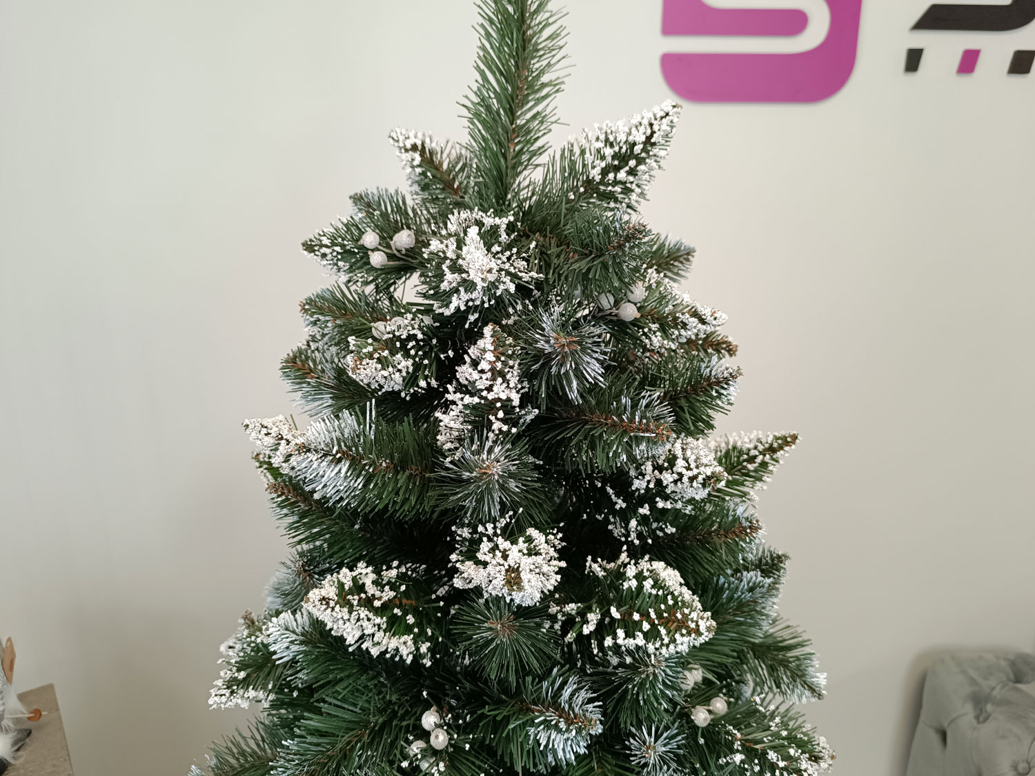 Brad artificial Christmas Deluxe by Sersimo, Crystal nins cu merisoare, 2D, 180cm Household NewTrend