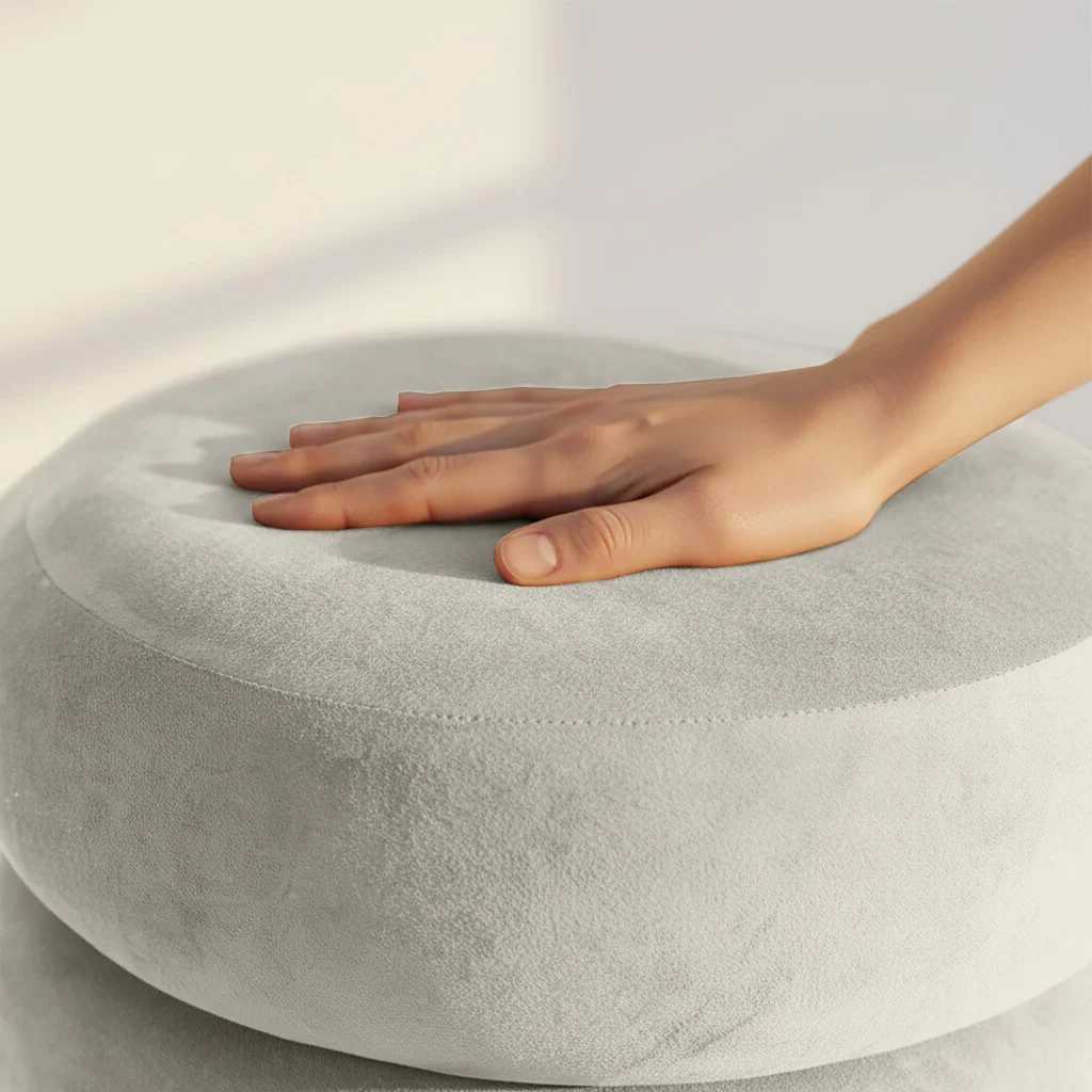 Taburet tapitat Snuggo cu spatiu de depozitare, velur, diametru 42 cm, inaltime 45 cm, crem Household NewTrend