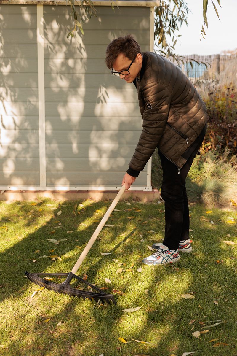 Grebla pentru frunze si iarba Longbow 18 dinti, plastic, coada din lemn