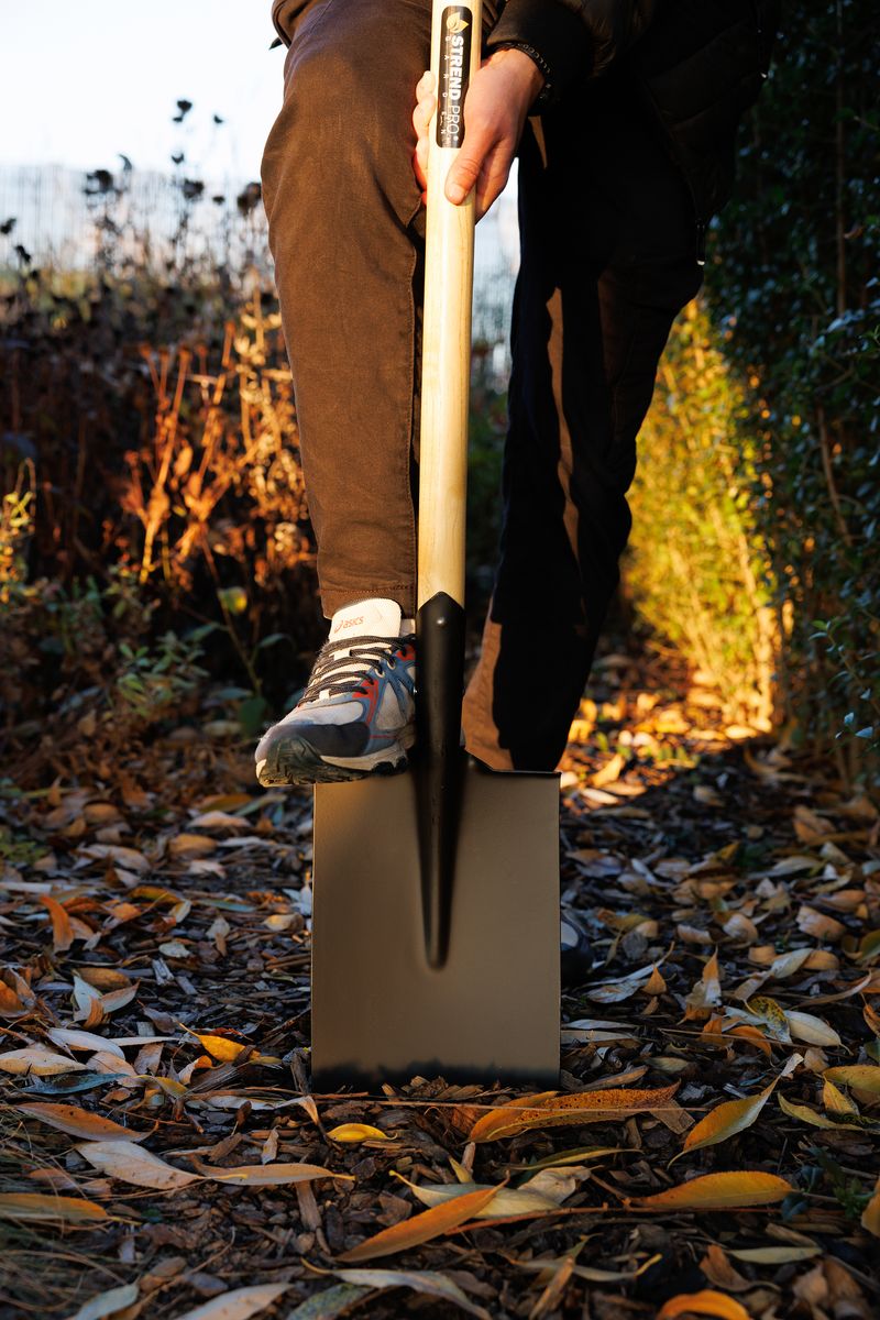 Lopată dreaptă S5119 WoodHand, coadă din lemn cu mâner D