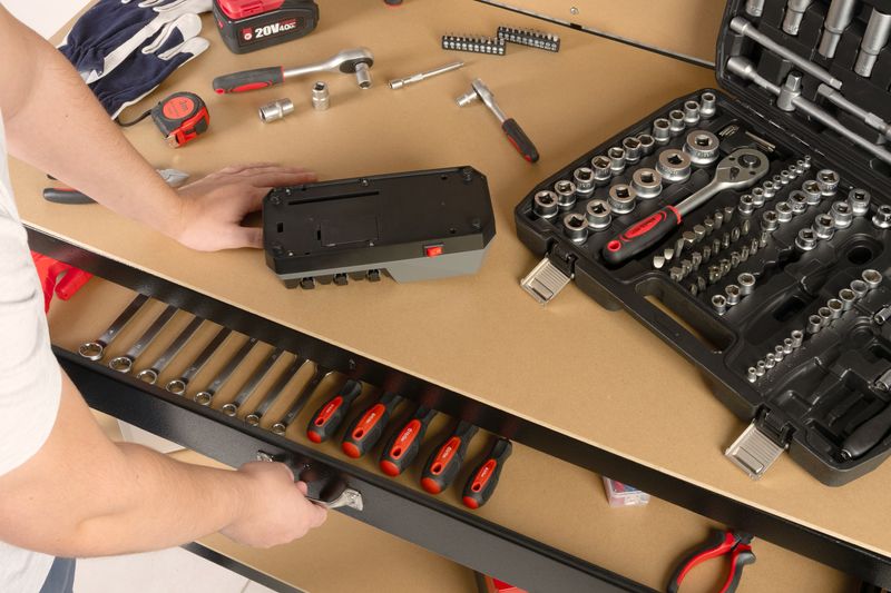 Masă de lucru atelier Racks DWB60, cu sertar, poliță și panou perforat, 120x60x150 cm, max. 230 kg