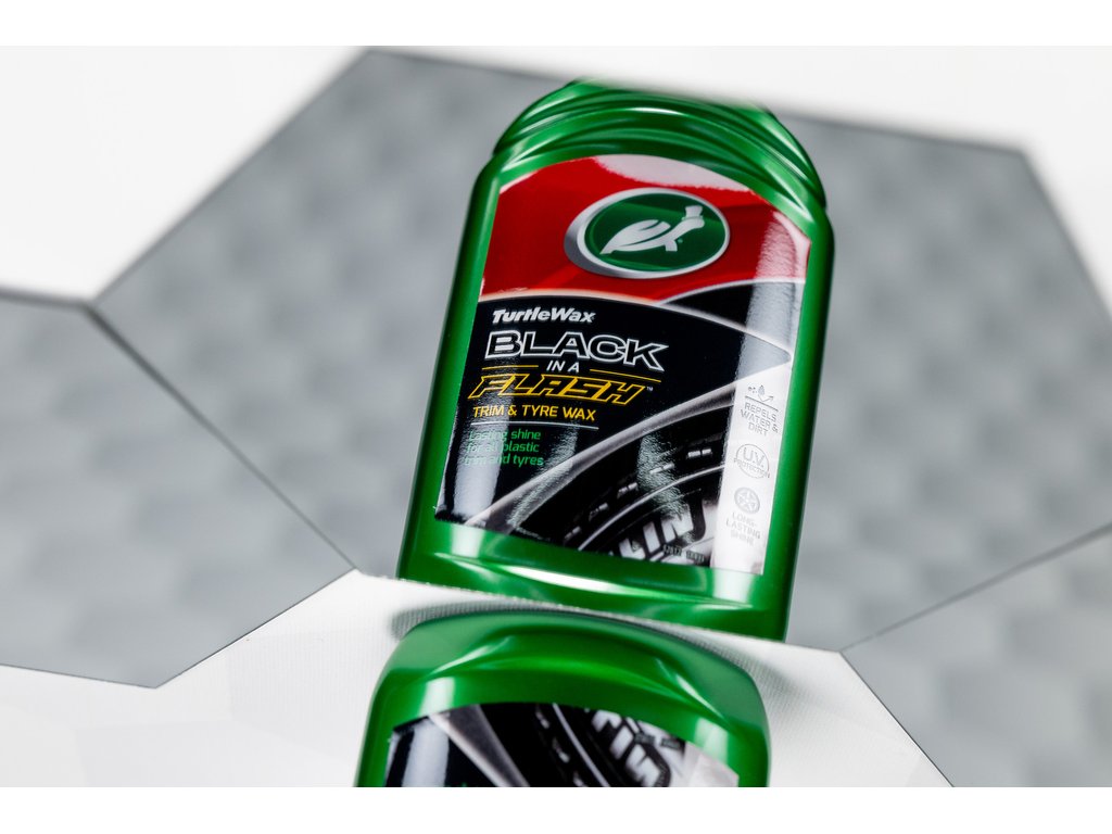 Solutie pentru restaurat elemente plastic exterior si anvelope Turtle Wax 52855 GL Black in A Flash 300ml AutoDrive ProParts