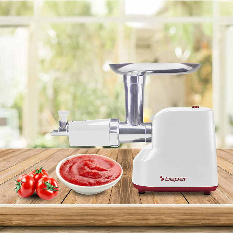 Mașină de tocat carne electrică Beper 1200W cu storcător de roșii și accesorii pentru cârnați/chiftele