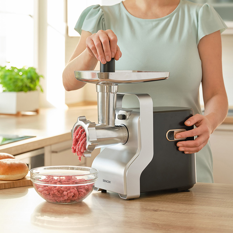 Mașină de tocat carne Sencor 700W, 2.2 kg/min, discuri 3/5/8 mm + accesorii cârnați & kubbe