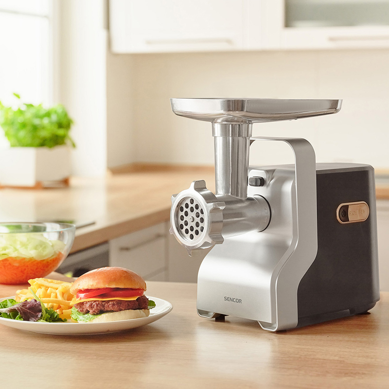Mașină de tocat carne Sencor 700W, 2.2 kg/min, discuri 3/5/8 mm + accesorii cârnați & kubbe