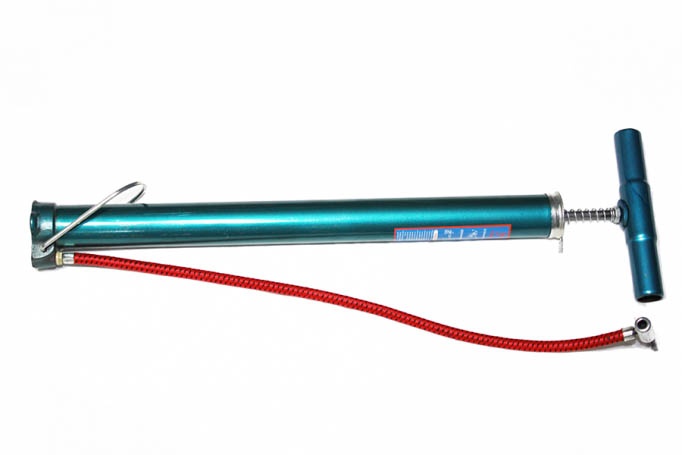 Pompă manuală auto din metal cu manometru – Micul Fermier GF-0096