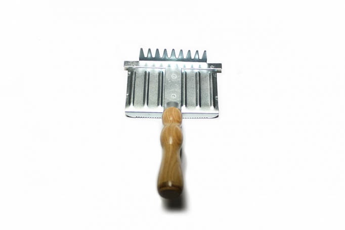 Țesală pentru animale cu mâner din lemn – Micul Fermier GF-0413