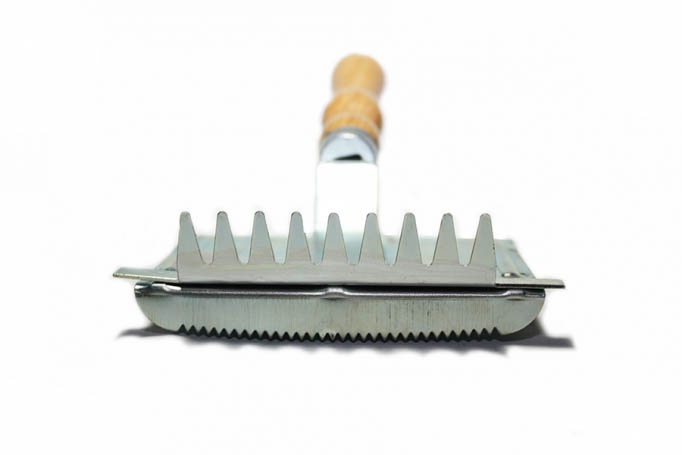 Țesală pentru animale cu mâner din lemn – Micul Fermier GF-0413