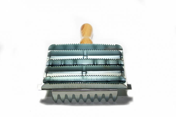 Țesală pentru animale cu mâner din lemn – Micul Fermier GF-0413