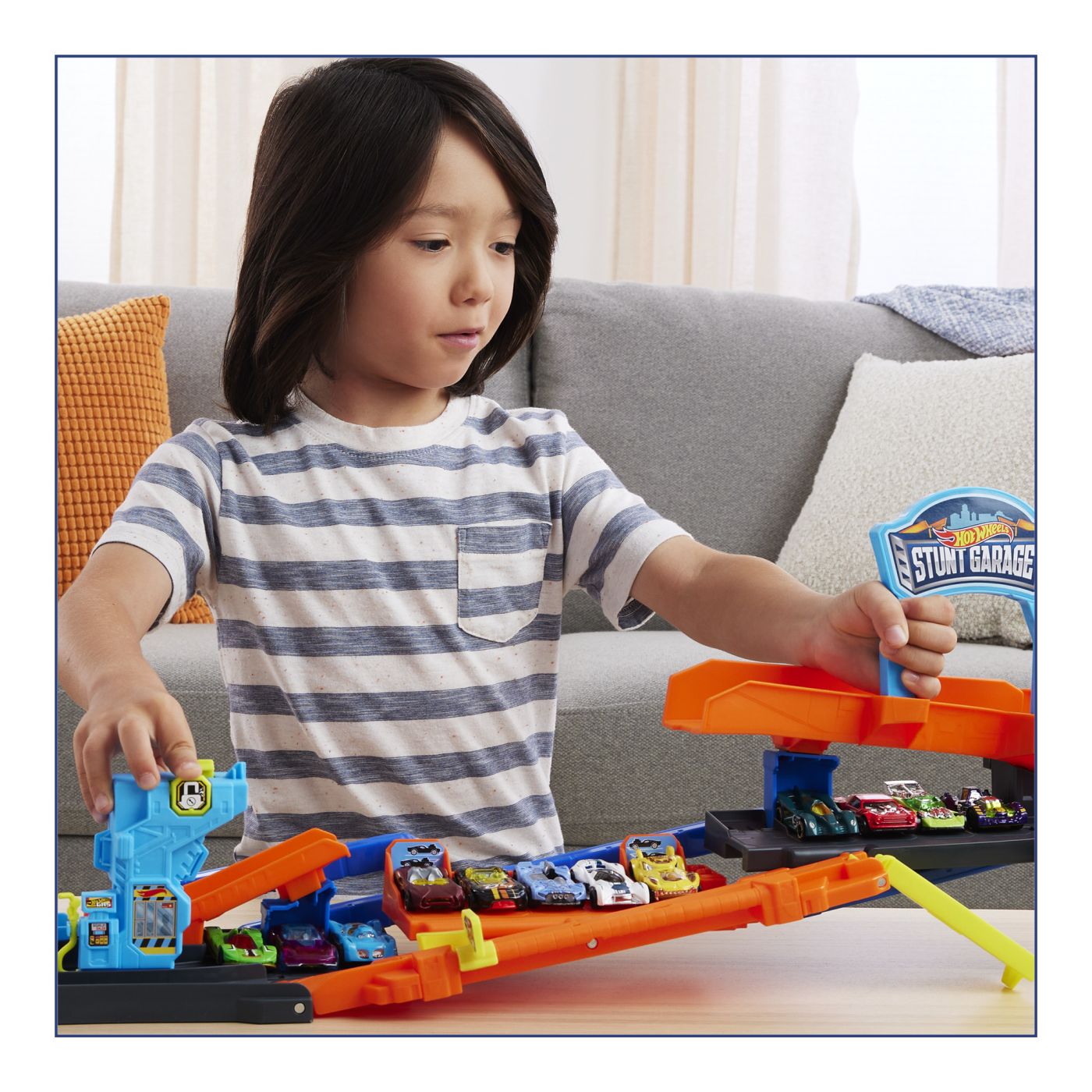 HOT WHEELS CITY TRANSFORMAREA GARAJULUI DE CASCADORII CU MASINUTA INCLUSA SuperHeroes ToysZone