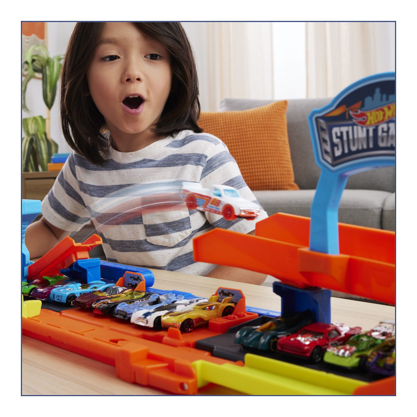 HOT WHEELS CITY TRANSFORMAREA GARAJULUI DE CASCADORII CU MASINUTA INCLUSA SuperHeroes ToysZone