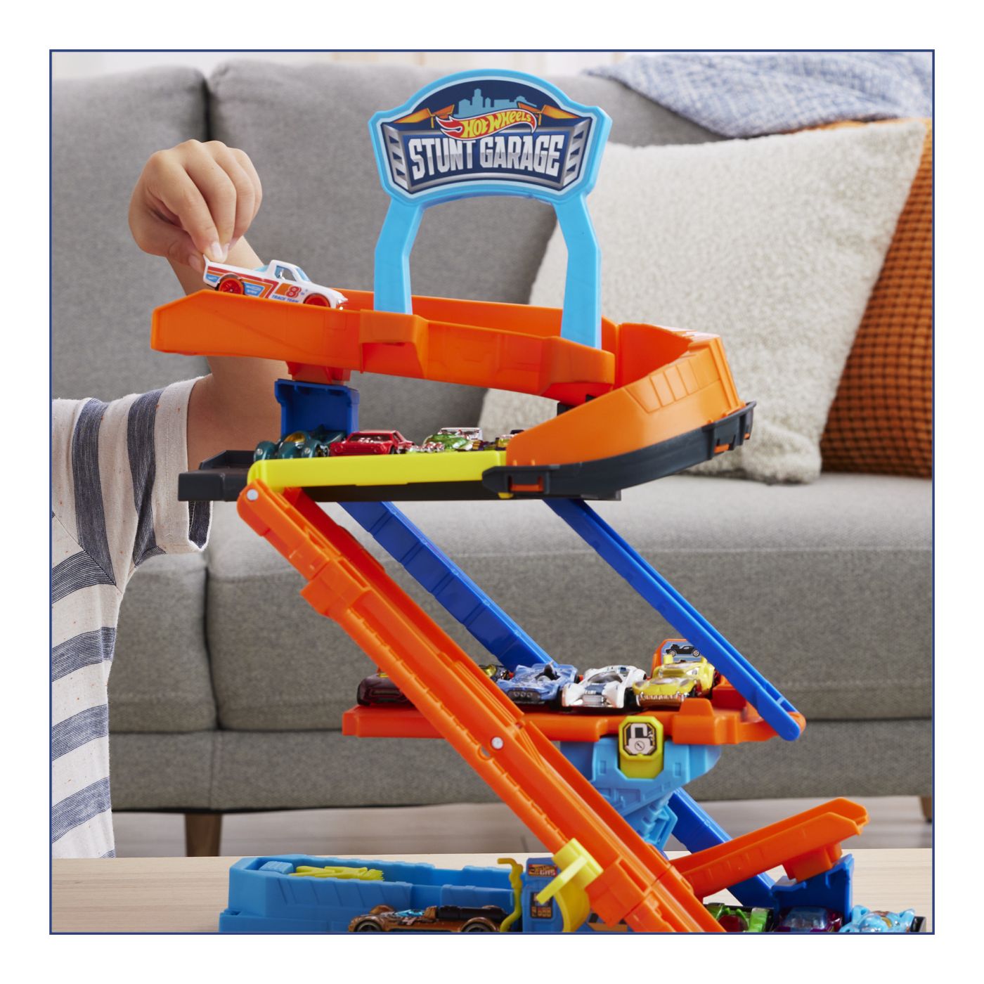 HOT WHEELS CITY TRANSFORMAREA GARAJULUI DE CASCADORII CU MASINUTA INCLUSA SuperHeroes ToysZone