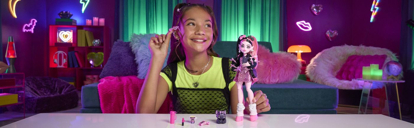 MONSTER HIGH PAPUSA DRACULAURA CU ACCESORII SuperHeroes ToysZone