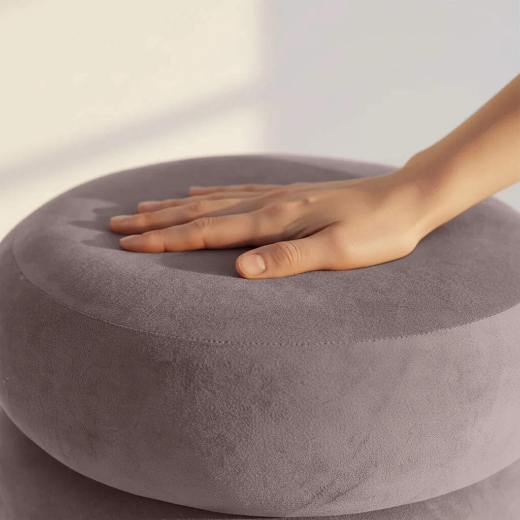 Taburet tapitat Snuggo cu spatiu de depozitare, velur, diametru 42 cm, inaltime 45 cm, roz pudrat Household NewTrend