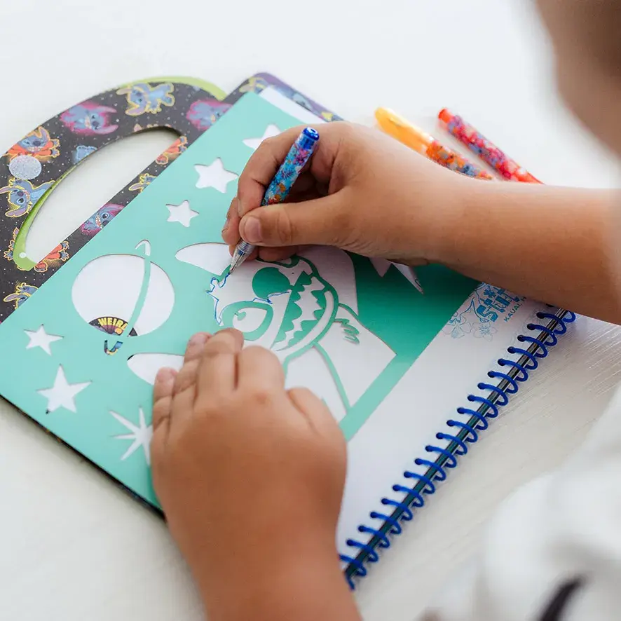 Carte de activitati & pixuri - Stitch PlayLearn Toys