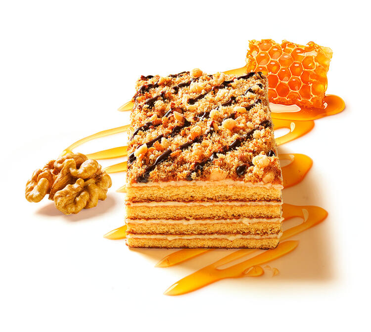 Tort Marlenka clasic cu miere si nuci, 100 g – desert moale, gata de savurat