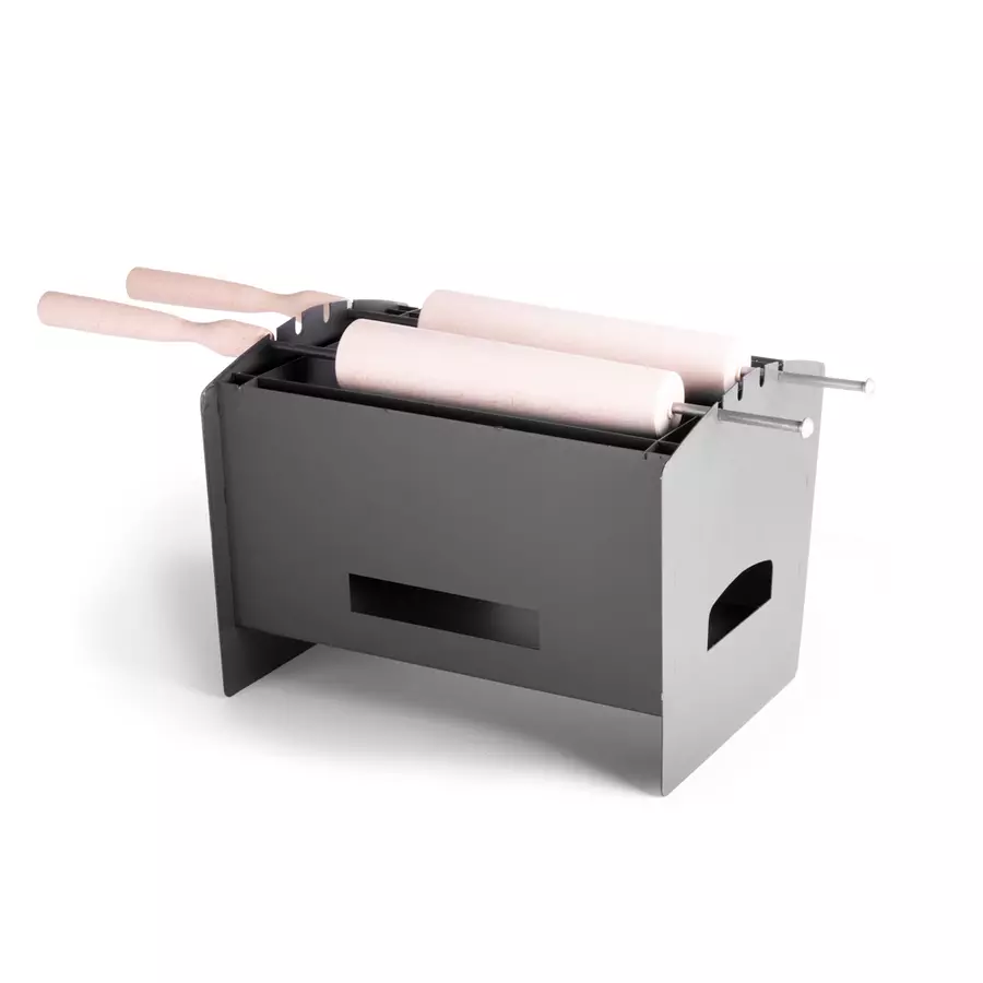 Set complet pentru copt Kurtoskalacs la cărbune, cu stand metalic și 2 tije