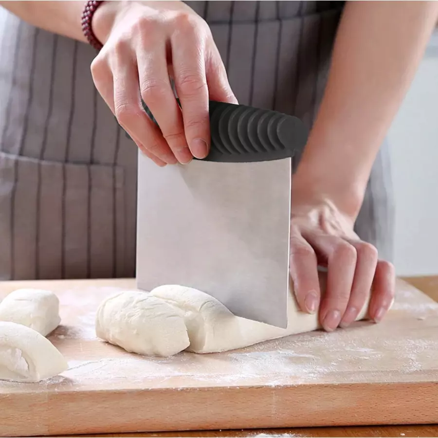 Tăietor de aluat din inox cu mâner ergonomic, 13,5 cm – Perfect Home