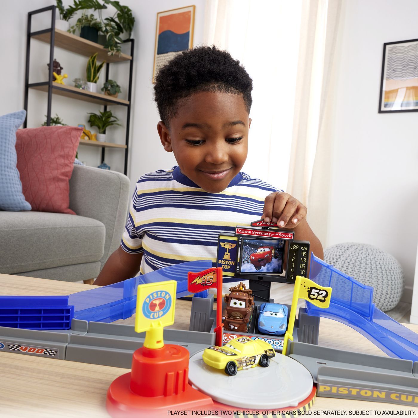 CARS SET DE JOACA PISTA DE CURSE PISTON CUP CU MASINUTA INCLUSA SuperHeroes ToysZone