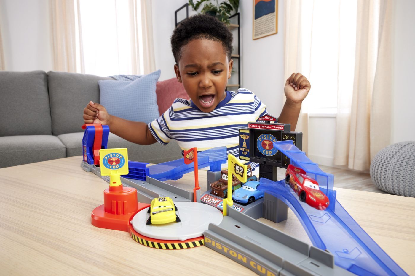 CARS SET DE JOACA PISTA DE CURSE PISTON CUP CU MASINUTA INCLUSA SuperHeroes ToysZone