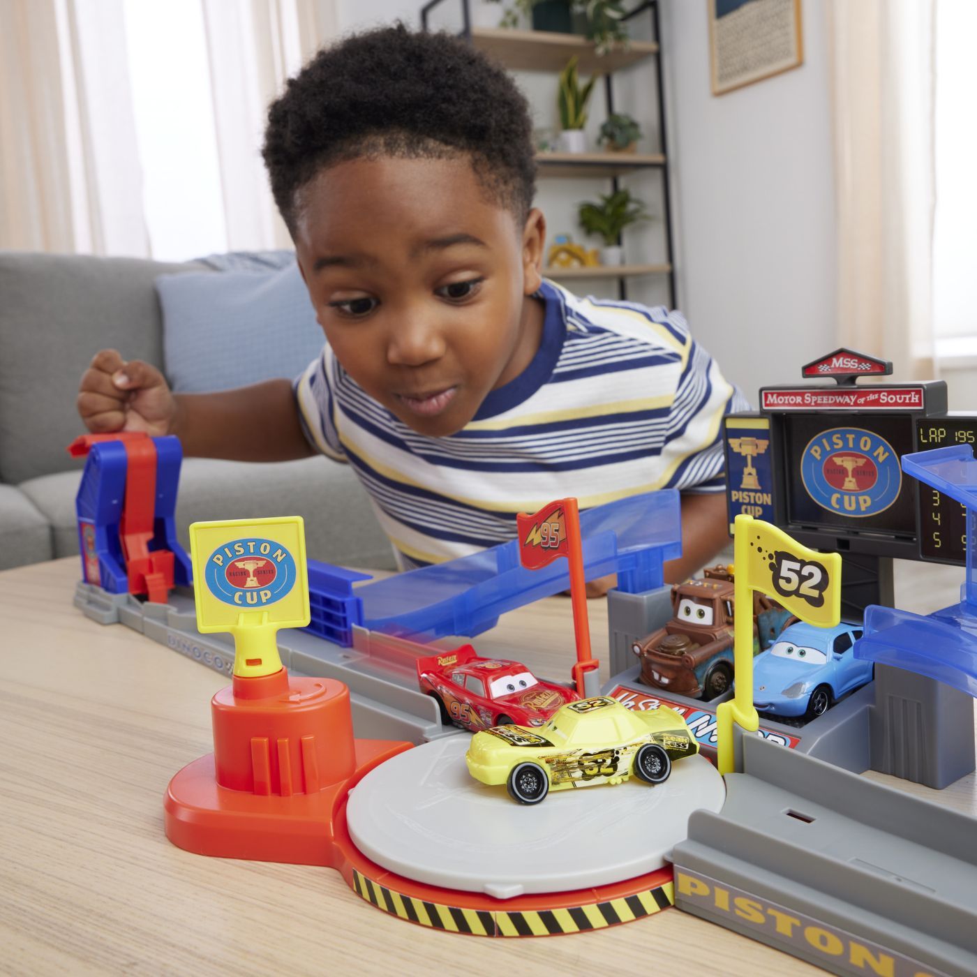 CARS SET DE JOACA PISTA DE CURSE PISTON CUP CU MASINUTA INCLUSA SuperHeroes ToysZone