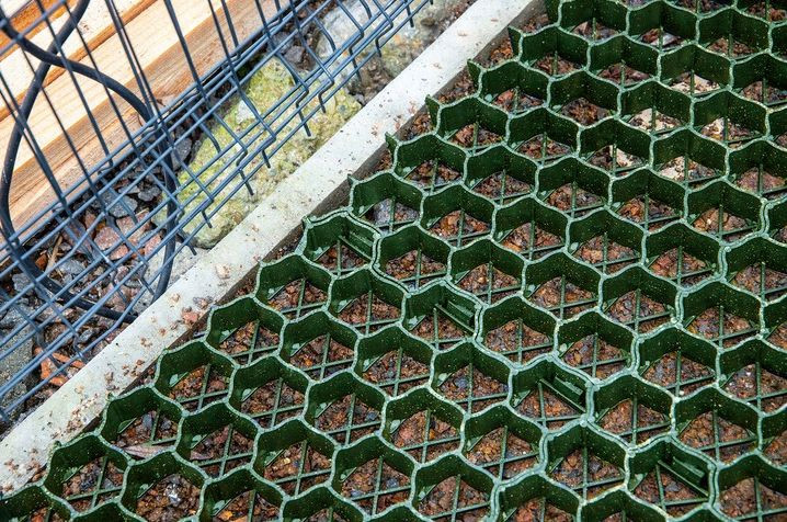 Grilă pavaj ecologic tip fagure pentru parcări verzi 60x40x4 cm, 480 t/mp