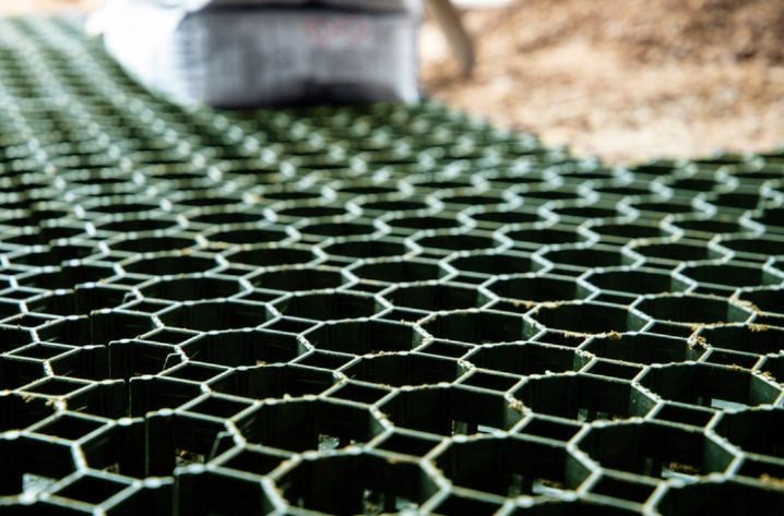 Grilă pavaj ecologic tip fagure pentru parcări verzi 60x40x4 cm, 480 t/mp