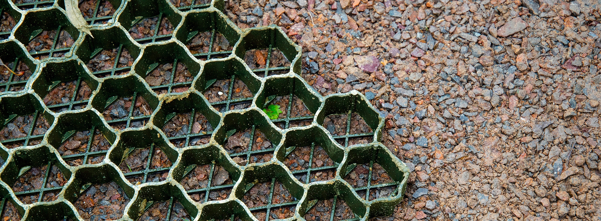 Grilă pavaj ecologic tip fagure pentru parcări verzi 60x40x4 cm, 480 t/mp