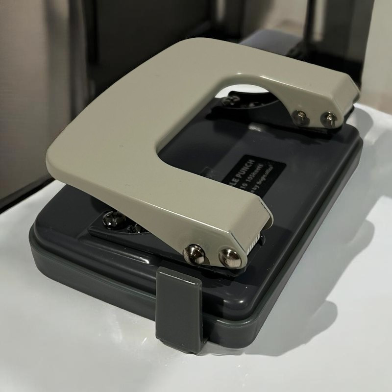 Perforator manual metal 10 coli, 2 perforatii 6 mm, ghidaj 80 mm (gri)