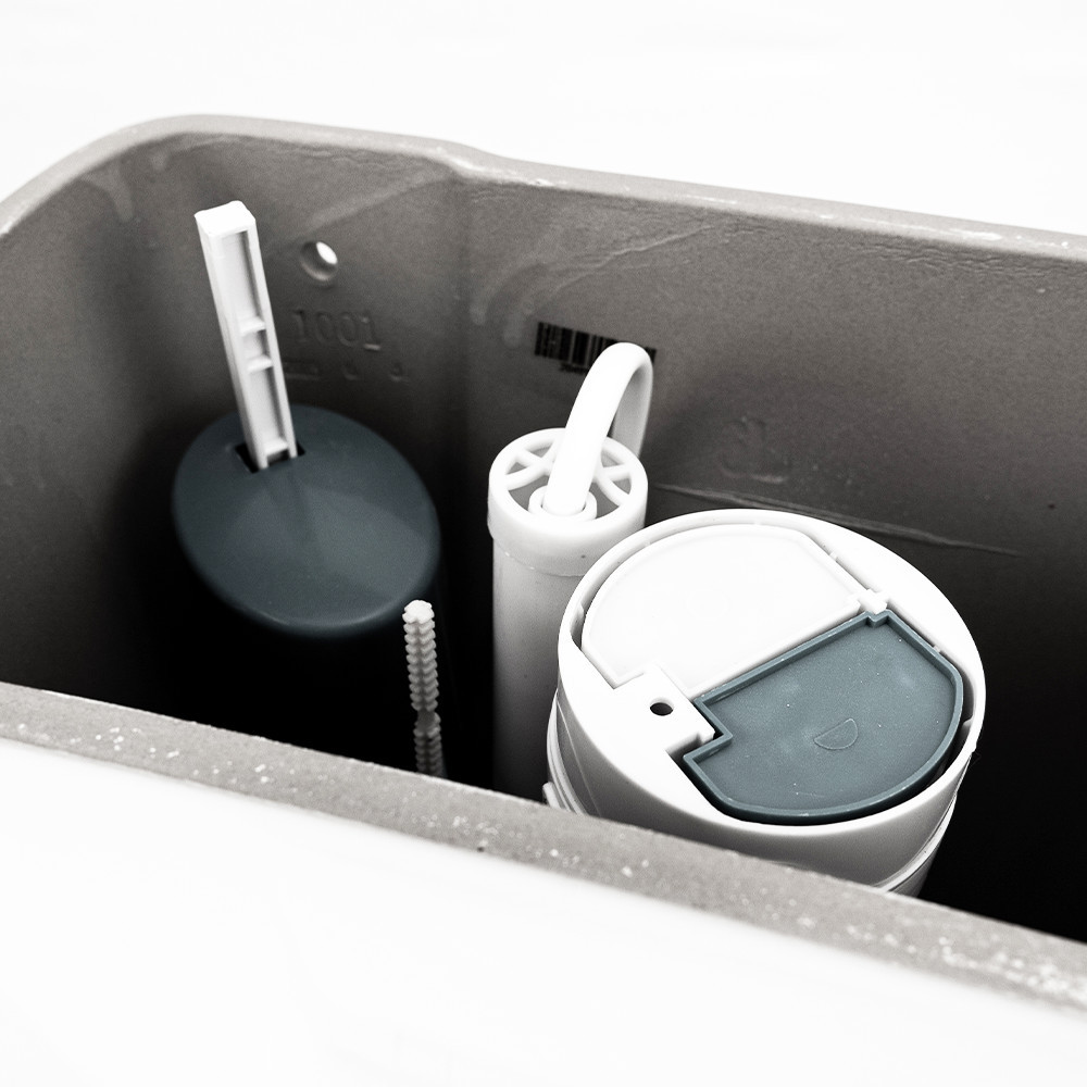 Toaletă monobloc Leziter Cleano cu evacuare inferioară, capac soft-close și rezervor 6 L