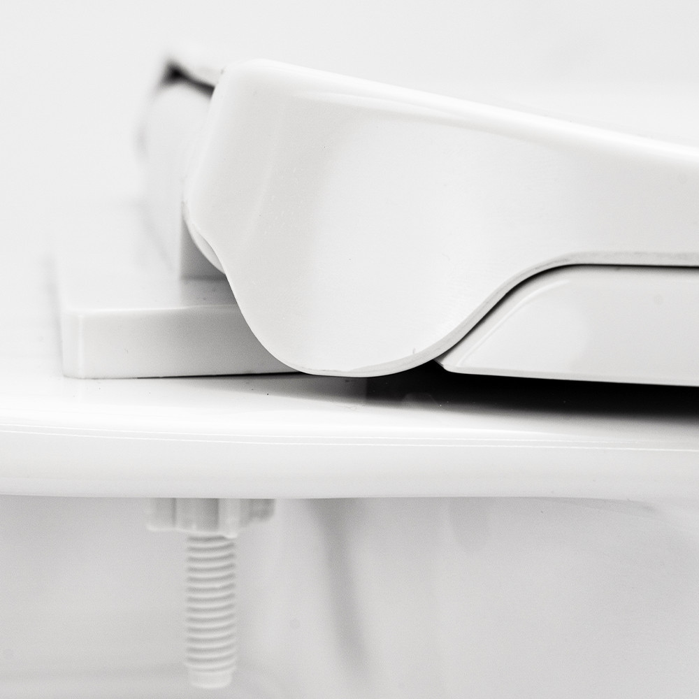 Toaletă monobloc Leziter Cleano cu evacuare inferioară, capac soft-close și rezervor 6 L