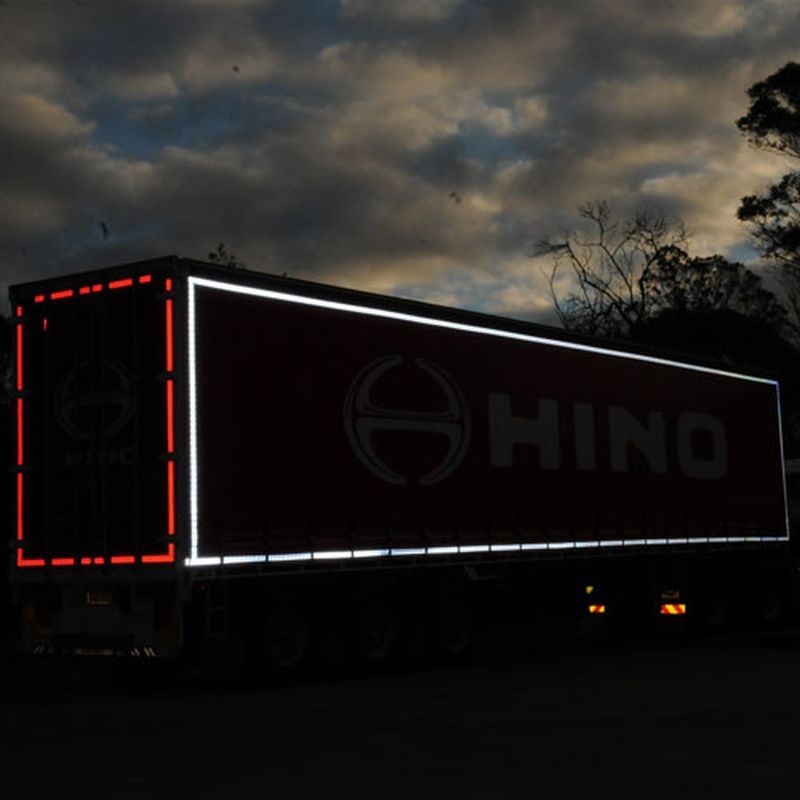 Bandă reflectorizantă 3M argintie, 4,8 cm, adezivă, rezistentă la apă