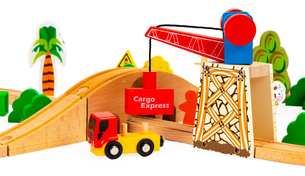 Set tren din lemn Homelux, 74 piese cu sine, tunel cu macara si accesorii