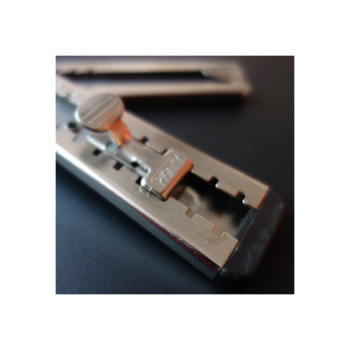 Cutter profesional metalic pentru folie si ambalare, cu blocare lama (Cod 1886)