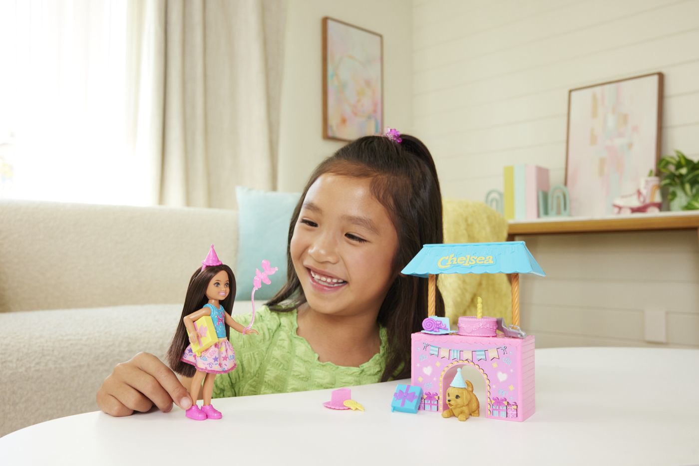 BARBIE FAMILY AND FRIENDS SET CLUBUL LUI CHELSEA ZI DE NASTERE SuperHeroes ToysZone