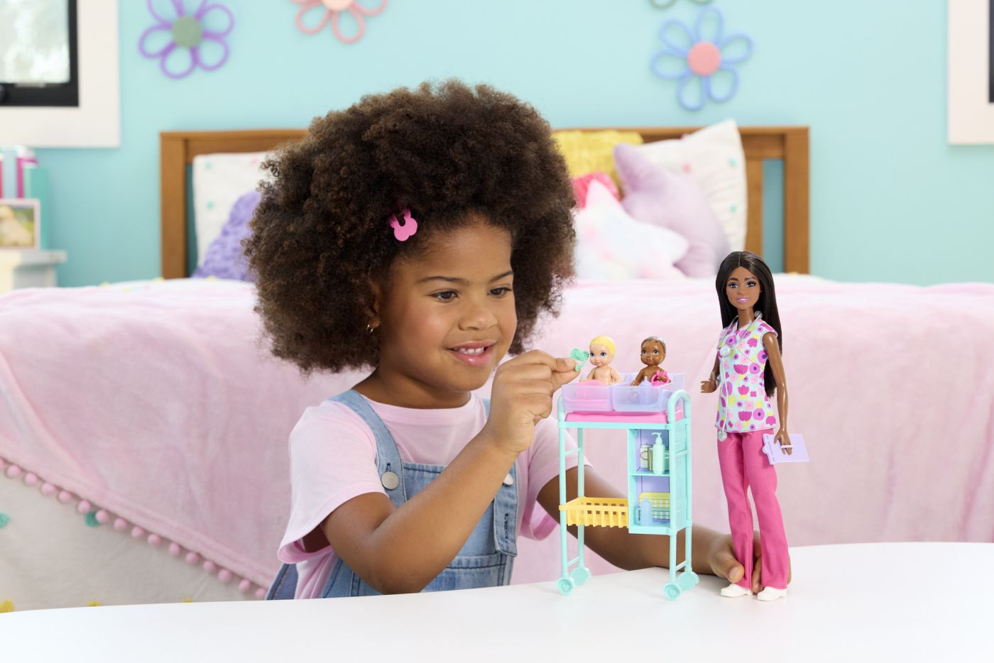 BARBIE SET DE JOACA PAPUSA BARBIE BRUNETA FACE CARIERA MEDIC PEDIATRU SuperHeroes ToysZone