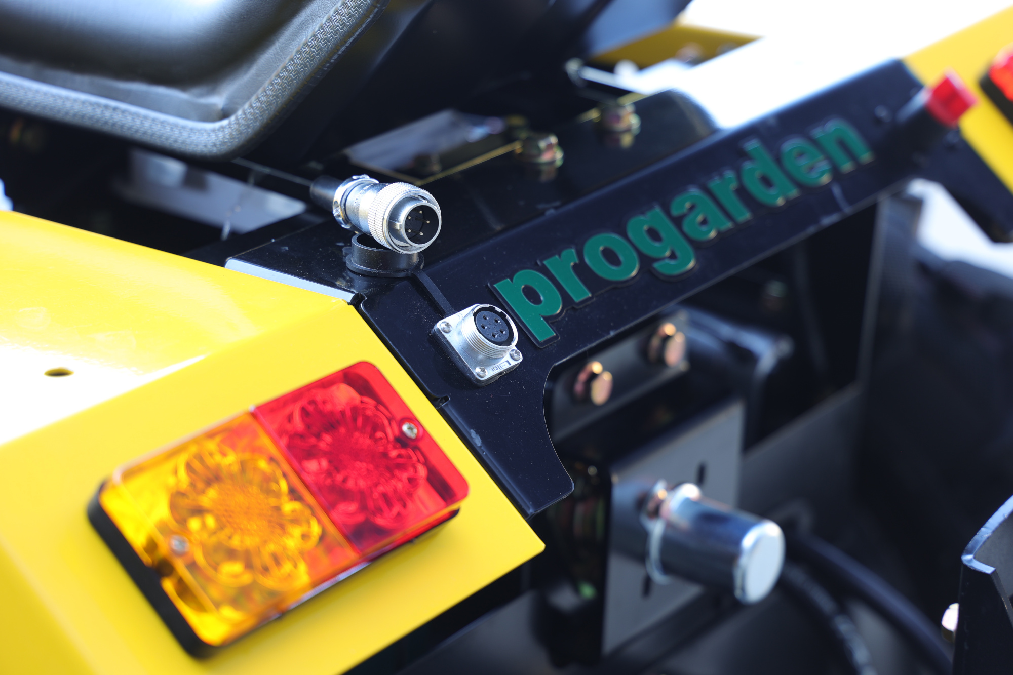 Minitractor ProGARDEN Campo T12 V25.1 4x4 diesel 12CP cu hidraulica fata-spate