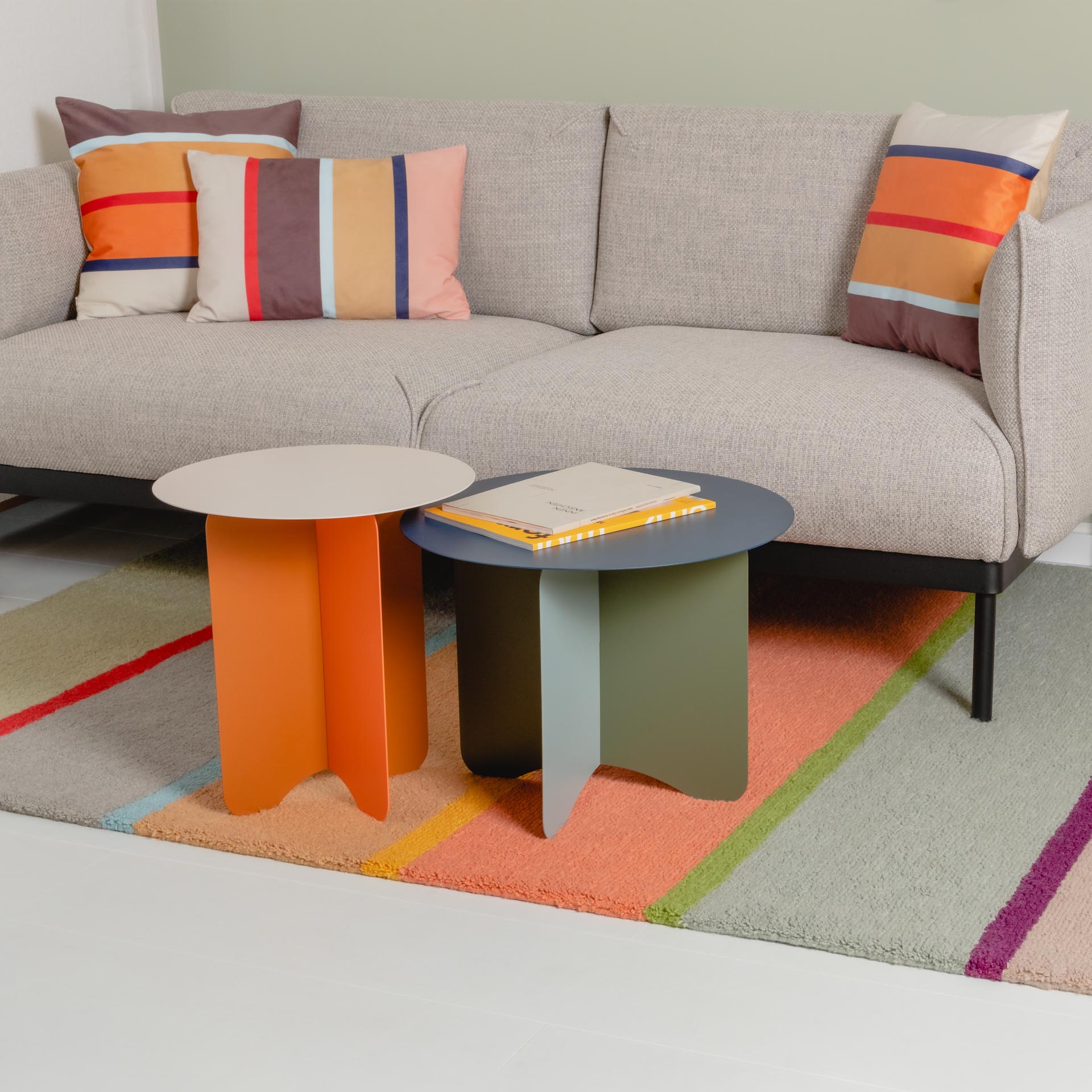 Masă laterală Terra din metal portocaliu 43,5 x Ø40,5 cm REMEMBER