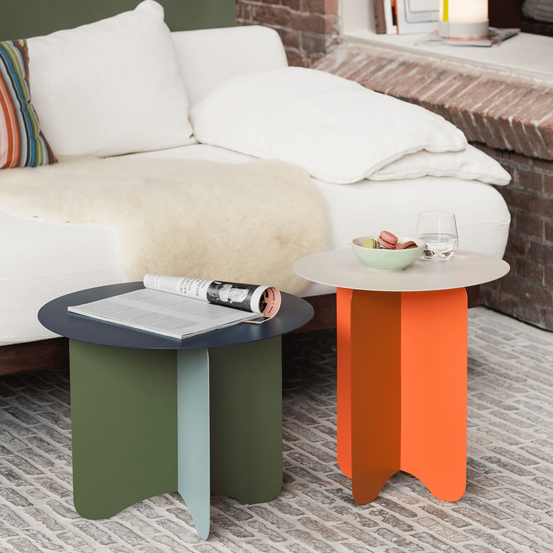 Masă laterală Terra din metal portocaliu 43,5 x Ø40,5 cm REMEMBER