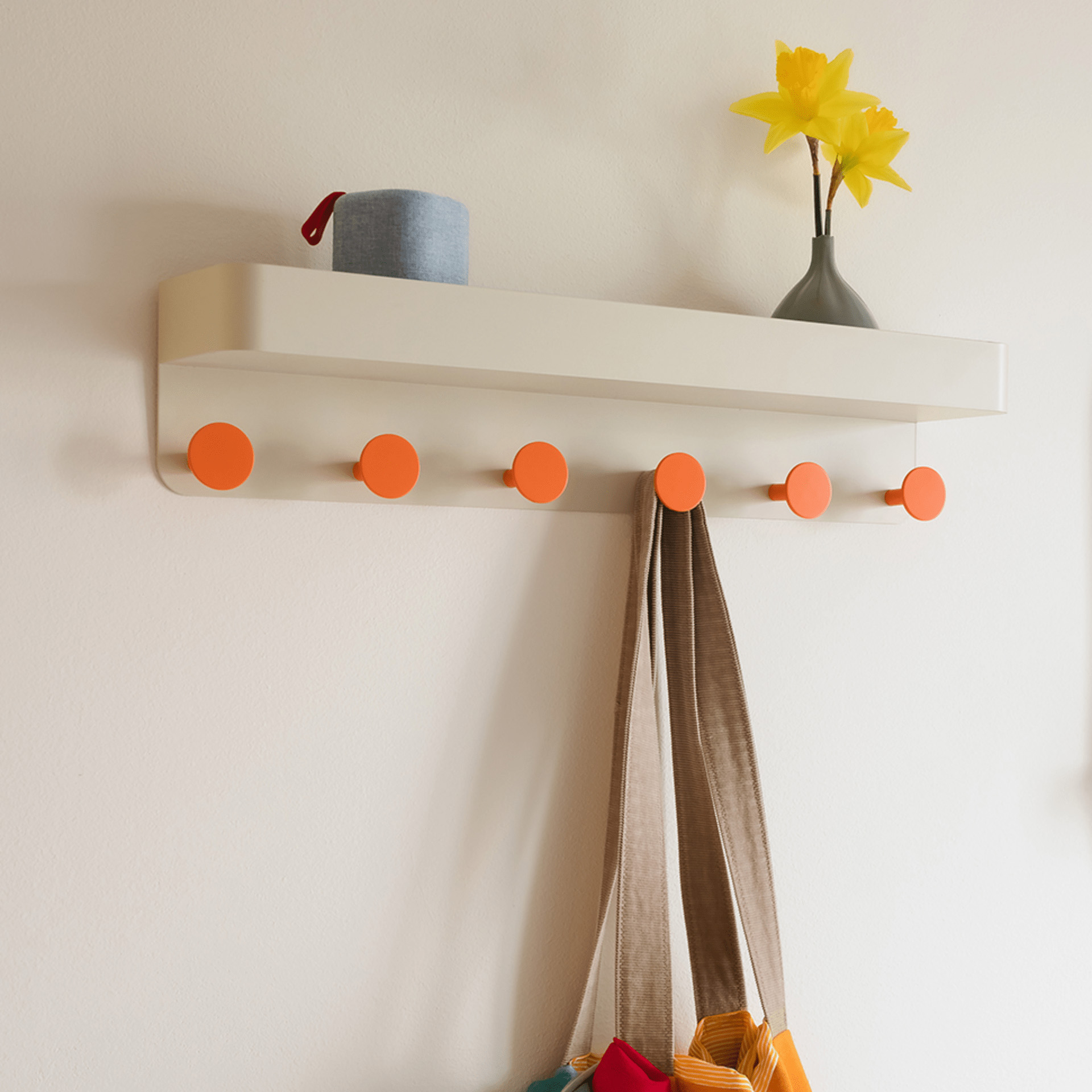 Cuier de perete crem cu poliță și 6 cârlige, 60 x 11,8 x 13 cm REMEMBER