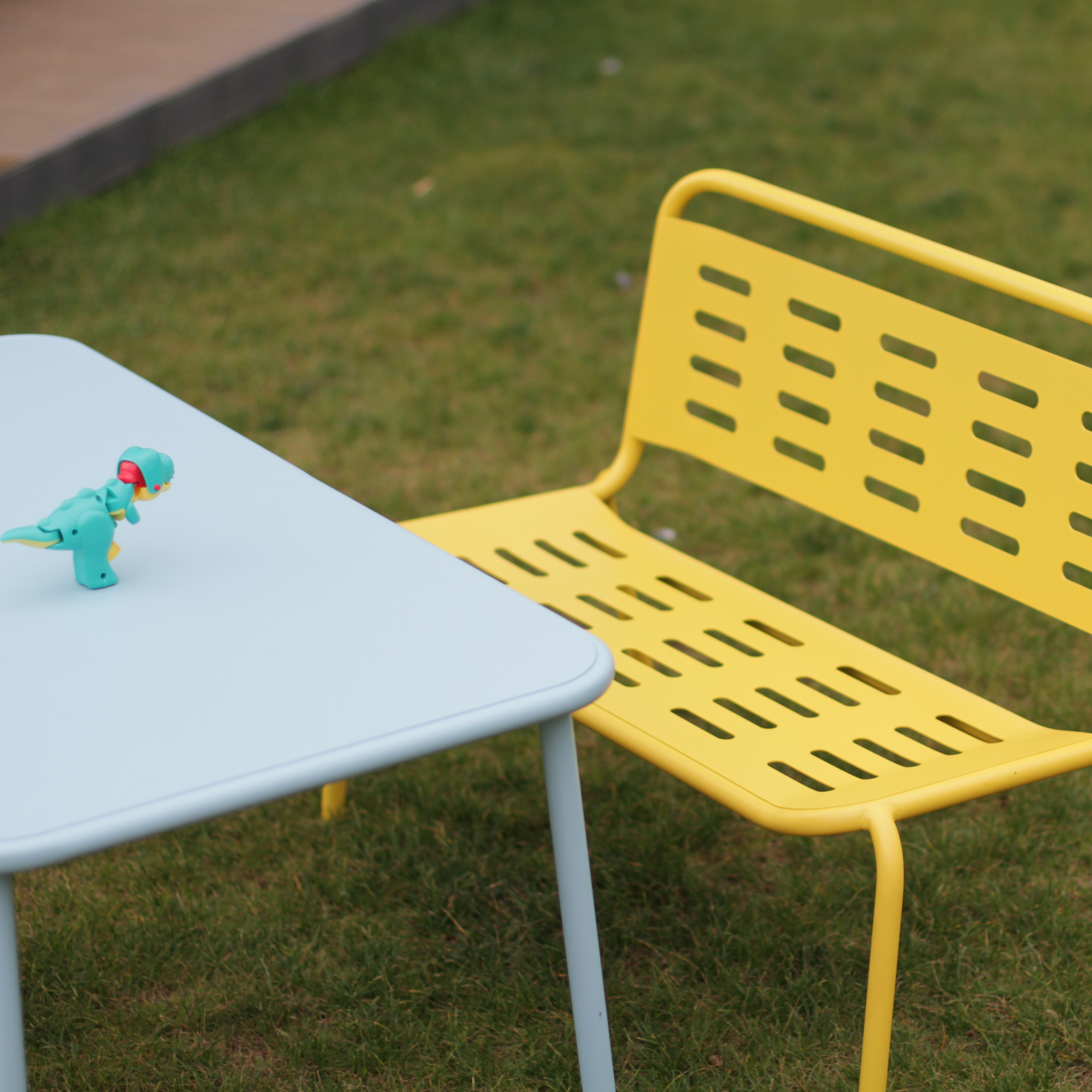 Set masă și scaune pentru copii Etroubles, 4 piese, metal multicolor