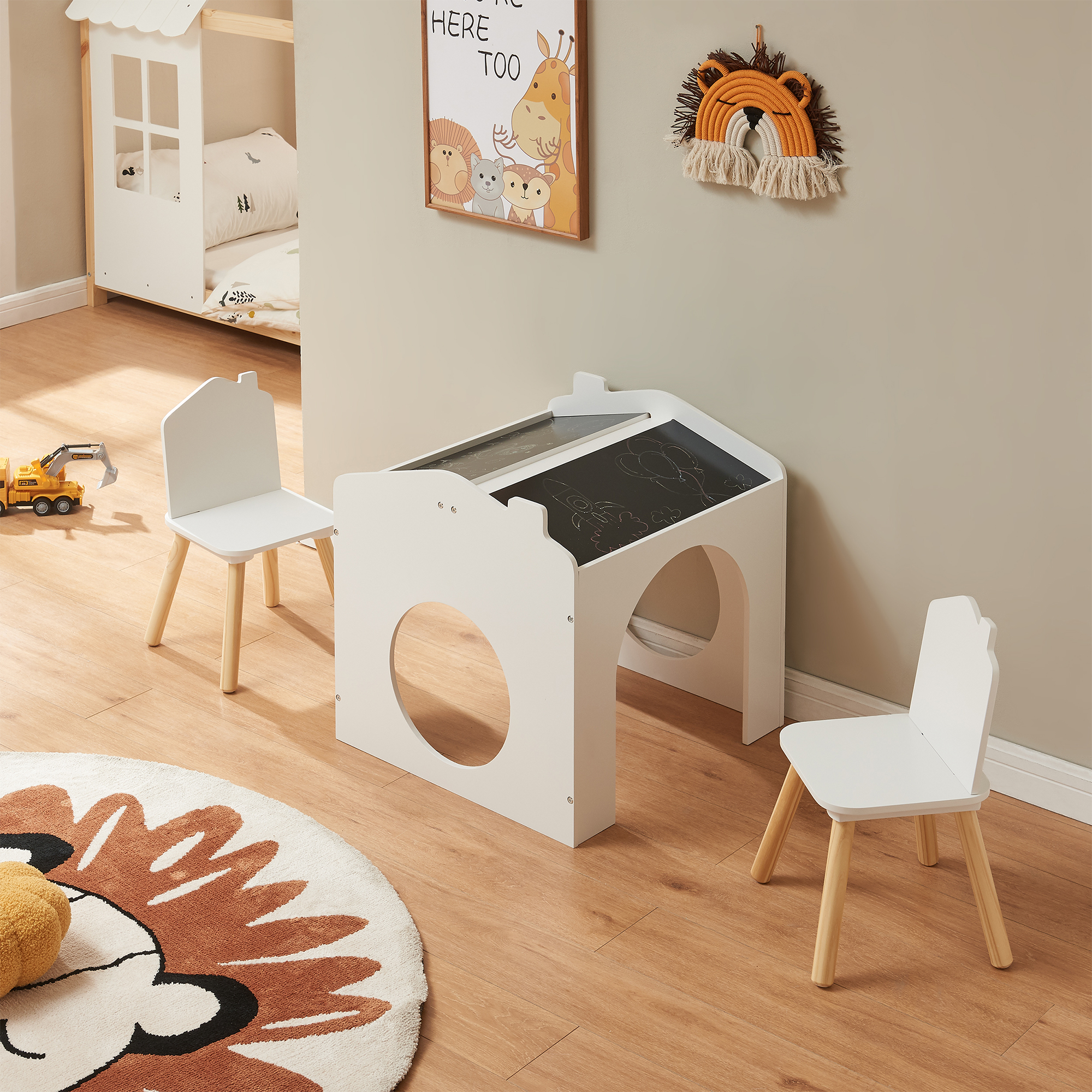 Masă de desen pentru copii Romso cu 2 scaune, albă, tip căsuță