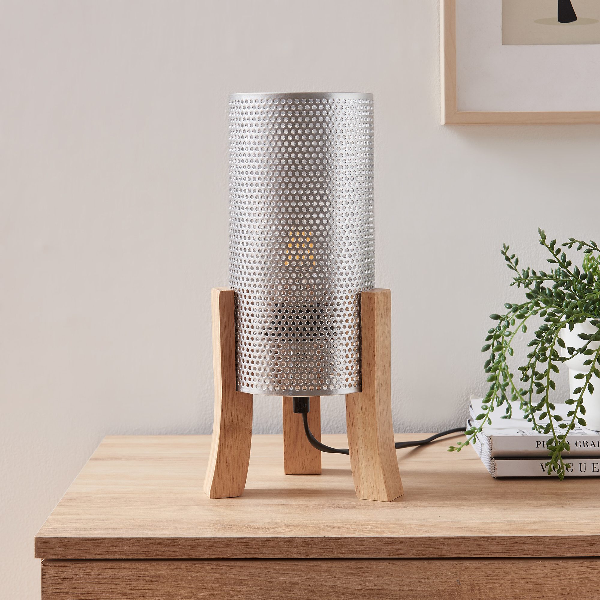 Lampă de masă Joelleldsvin cu abajur metalic argintiu și bază din lemn