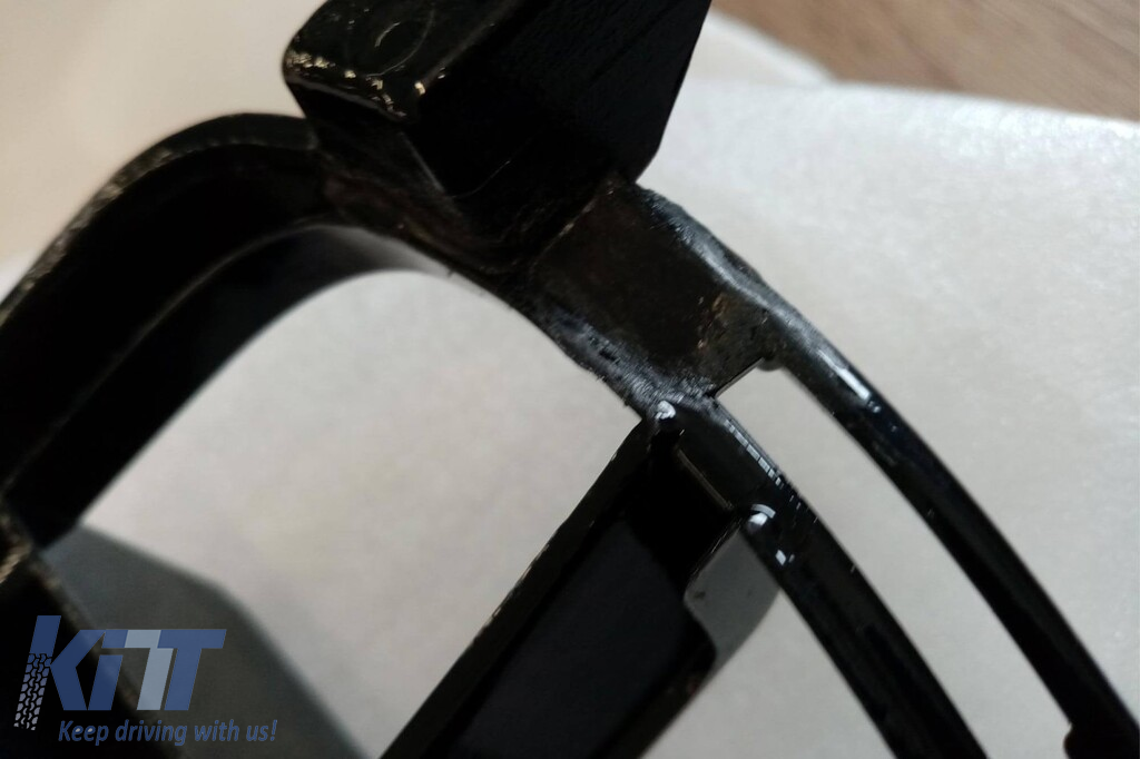 Grilaj tip GT vopsit negru, potrivit pentru Mercedes GLS X166 2016-2019, cu deschidere pentru cameră - clips defect (lipit) Performance AutoTuning
